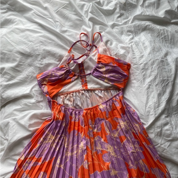 Cute floral midi dress! - Picture 2 of 3